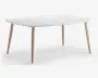 Rektangulært bord med en glat, mat hvid bordplade og afrundede hjørner. Bordet har fire let skråtstillede, cylindriske ben i lyst træ med naturlig finish. Designet er minimalistisk og moderne, velegnet til spise- eller arbejdsbrug.