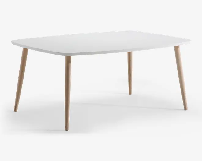 Rektangulært bord med en glat, mat hvid bordplade og afrundede hjørner. Bordet har fire let skråtstillede, cylindriske ben i lyst træ med naturlig finish. Designet er minimalistisk og moderne, velegnet til spise- eller arbejdsbrug.