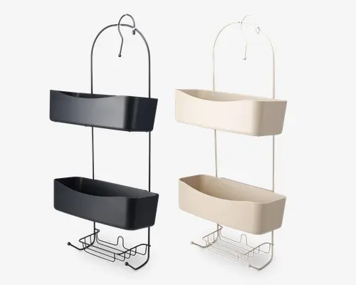 To brusehylder vises, én i mat sort og én i offwhite. Hver har to rummelige, rektangulære kurve med let buede overkanter til opbevaring af flasker og toiletartikler. Under kurvene er der en trådramme, der er beregnet til ophæng af ting som barberblade eller vaskeklude. Begge hylder har en stor krog øverst, så de nemt kan hænges over et brusehoved eller en dør.