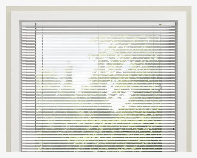 Vandrette hvide lameller, jævnt fordelt og lavet af et glat materiale, med en træksnor i venstre side til at justere vinklen og en anden snor i højre side til at hæve eller sænke. Lamellerne er delvist åbne, hvilket giver filtreret lys og udsyn til grønne træer udenfor. Rammen er hvid og moderne og passer præcist ind i vinduesrammen.