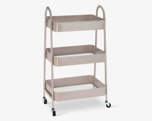Rullebord med tre hylder i mat beige farve. Hver hylde har høje kanter, der forhindrer genstande i at falde ud. Vognen har en solid metalramme og fire drejelige hjul, som gør den nem at flytte. Håndtagene er integreret i rammen i begge ender for nem skubning eller trækning.