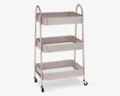 Rullebord med tre hylder i mat beige farve. Hver hylde har høje kanter, der forhindrer genstande i at falde ud. Vognen har en solid metalramme og fire drejelige hjul, som gør den nem at flytte. Håndtagene er integreret i rammen i begge ender for nem skubning eller trækning.