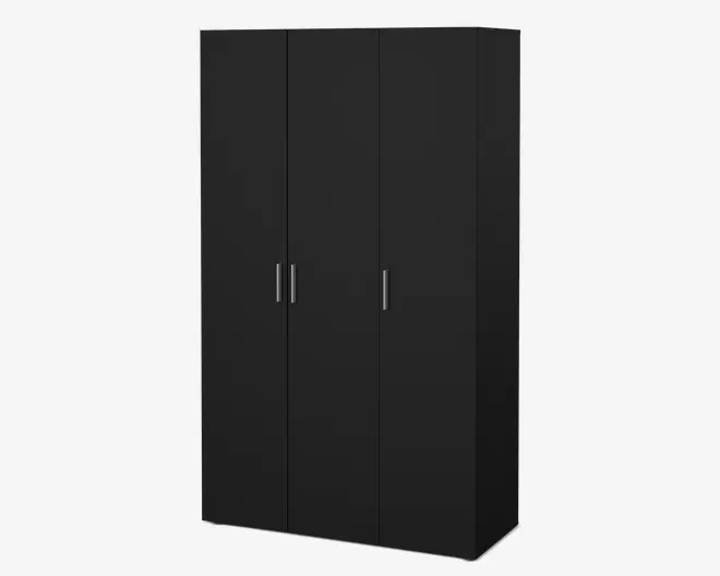 Høj, tredørs garderobe med mat sort finish. Har et slankt, moderne design med lige linjer og minimalistisk stil. Hver dør har et lodret, smalt sort håndtag for nem åbning. Garderoben har en flad top og sider, hvilket giver et rent og moderne udtryk.