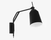 En moderne vægmonteret lampe med mat sort finish. Lampen har en justerbar arm og en cylindrisk skærm med hvid inderside, der giver optimal lysrefleksion. Designet er minimalistisk med rene linjer og en synlig ledning, der går ud fra basen.