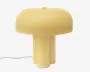 Blød gul lampe med afrundet svampeformet skærm, slank цилиндrisk base og synlig hvid ledning i en enkel moderne stil.