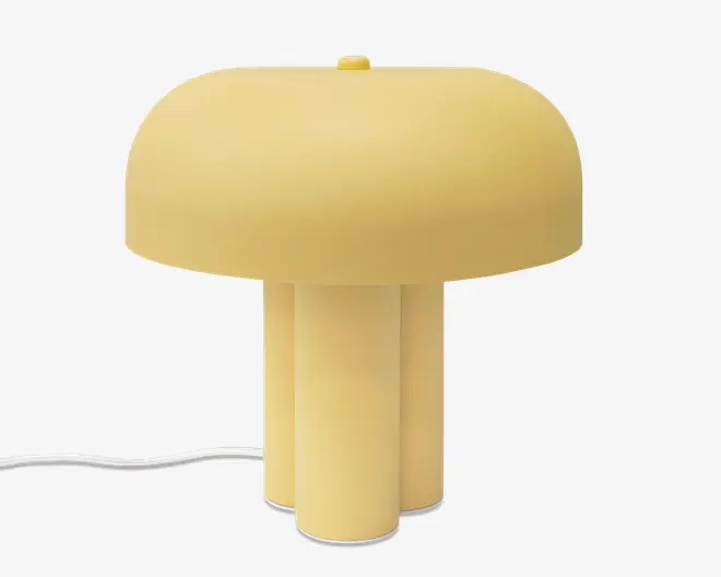 Blød gul lampe med afrundet svampeformet skærm, slank цилиндrisk base og synlig hvid ledning i en enkel moderne stil.