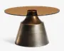 Rundt bord med bred, konisk base i børstet sølvmetal. Bordpladen er cirkulær og ser ud til sop at være lavet af tonet glas med en varm bronzefarve. Designet er moderne og minimalistisk med en glidende overgang fra base til top, hvilket giver et stilrent og nutidigt udtryk.