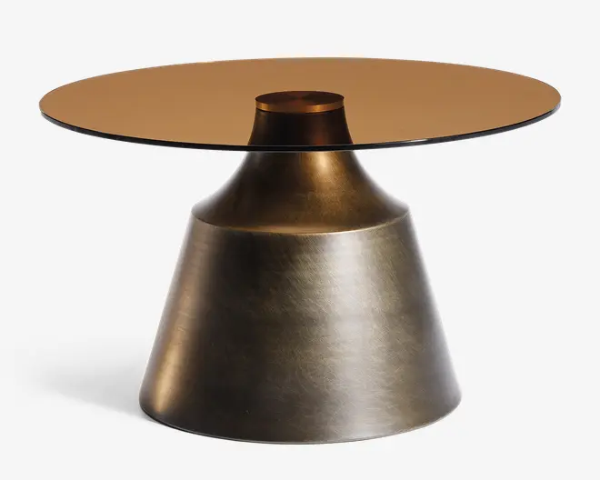 Rundt bord med bred, konisk base i børstet sølvmetal. Bordpladen er cirkulær og ser ud til sop at være lavet af tonet glas med en varm bronzefarve. Designet er moderne og minimalistisk med en glidende overgang fra base til top, hvilket giver et stilrent og nutidigt udtryk.