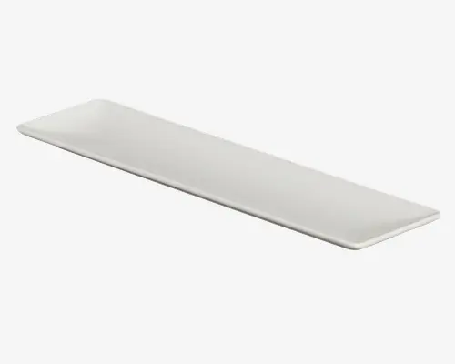 En lang, rektangulær bakke i hvid keramik med let hævede kanter og en glat, blank overflade. Bakken har et minimalistisk design, hvilket gør den velegnet til servering af forretter, sushi eller desserter. Den slanke profil og de rene linjer giver et moderne og elegant udtryk.