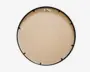 Billedet viser bagsiden af et rundt objekt med en glat, lysebrun overflade, sandsynligvis lavet af MDF eller lignende materiale. Der er en sort cirkulær ramme langs kanten og flere små metalclips jævnt fordelt rundt om kanten til fastgørelse af bagstykket. Øverst i midten er der et metalophæng til vægmontering.