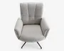 En moderne lænestol med høj, polstret ryg med diskrete lodrette syninger. Stolen er betrukket med et lysegråt, tekstureret stof og har brede, polstrede armlæn for ekstra komfort. Sædet er rummeligt og blødt, og stolen står på en sort metalfod med fire ben, der kan dreje.