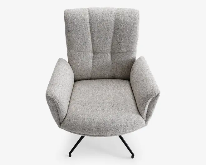 En moderne lænestol med høj, polstret ryg med diskrete lodrette syninger. Stolen er betrukket med et lysegråt, tekstureret stof og har brede, polstrede armlæn for ekstra komfort. Sædet er rummeligt og blødt, og stolen står på en sort metalfod med fire ben, der kan dreje.