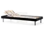Justerbar sengebund med sort ramme og sølvfarvede metalben. Lamellerne er lavet af lyst træ, og hovedenden er hævet, hvilket viser muligheden for at tilpasse komforten. Designet er moderne og minimalistisk, og passer til forskellige soveværelsesstile.