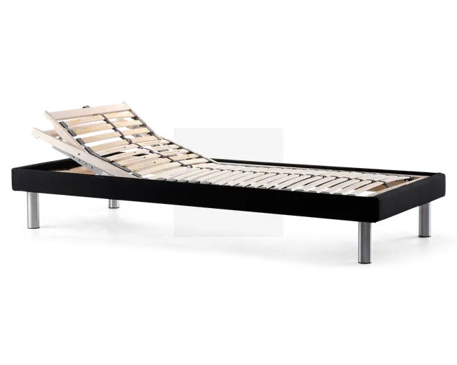 Justerbar sengebund med sort ramme og sølvfarvede metalben. Lamellerne er lavet af lyst træ, og hovedenden er hævet, hvilket viser muligheden for at tilpasse komforten. Designet er moderne og minimalistisk, og passer til forskellige soveværelsesstile.