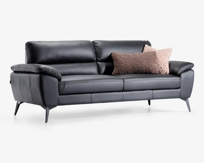 Moderne sofa betrukket med glat sort læder og udstyret med bløde, polstrede armlæn og ryglæn for ekstra komfort. Sofaen har slanke, skrå metalben, der giver et moderne udtryk. To dekorative pyntepuder i forskellige teksturer og brune nuancer tilføjer et hyggeligt præg til siddeområdet.