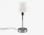 Denne lampe har et slankt, moderne design med en poleret kromfod og -stang. Lampeskærmen er konisk og lavet af mat hvidt glas, hvilket giver et blødt, diffust lys. Lampen har en rund, stabil fod og en synlig ledning, der går ud fra bunden. Det minimalistiske udtryk gør den velegnet til moderne indretning.