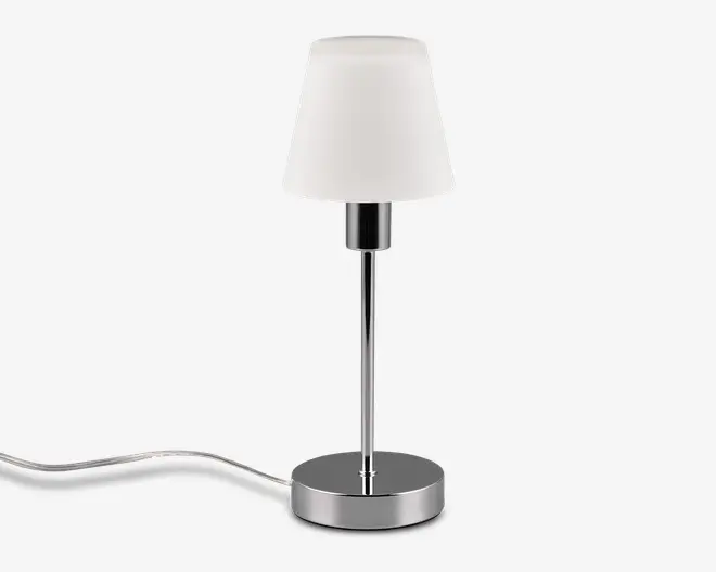 Denne lampe har et slankt, moderne design med en poleret kromfod og -stang. Lampeskærmen er konisk og lavet af mat hvidt glas, hvilket giver et blødt, diffust lys. Lampen har en rund, stabil fod og en synlig ledning, der går ud fra bunden. Det minimalistiske udtryk gør den velegnet til moderne indretning.