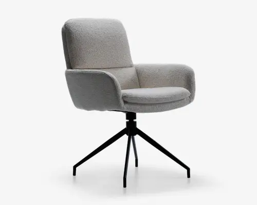Moderne stol med lysegråt, tekstureret stofbetræk. Stolen har polstret sæde, ryglæn og armlæn for ekstra komfort. Den er udstyret med en drejefod og fire sorte metalben, der spreder sig udad for stabilitet. Designet er stilrent og moderne, velegnet til både kontor og hjem.