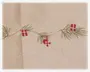 Billedet viser et stykke stof med et festligt broderet motiv. Broderiet forestiller en guirlande af grønne grangrene, pyntet med små røde gaveæsker og en rød ornament. Gaveæskerne har hvide bånddetaljer, og ornamentet har et ternet mønster. Baggrundsstoffet er lysebeige.