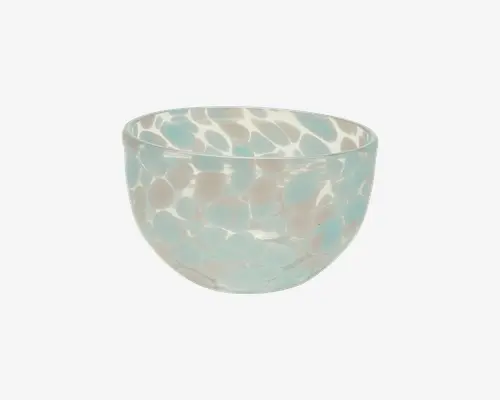 Rund glasskål med et gennemsigtigt, lyseblåt og hvidt plettet mønster. Overfladen har en blank finish, og skålen har let buede sider med en glat kant. Mønsteret giver et marmoreret, let udtryk, hvilket gør den velegnet til dekoration eller servering.