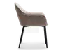 Sidevisning af en moderne stol med buet ryglæn og sæde, polstret med et tekstureret, taupefarvet stof. Stolen har slanke, skråtstillede sorte metalben, hvilket giver den et stilrent og moderne udtryk.