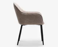 Sidevisning af en moderne stol med buet ryglæn og sæde, polstret med et tekstureret, taupefarvet stof. Stolen har slanke, skråtstillede sorte metalben, hvilket giver den et stilrent og moderne udtryk.