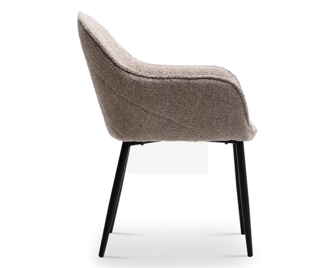 Sidevisning af en moderne stol med buet ryglæn og sæde, polstret med et tekstureret, taupefarvet stof. Stolen har slanke, skråtstillede sorte metalben, hvilket giver den et stilrent og moderne udtryk.