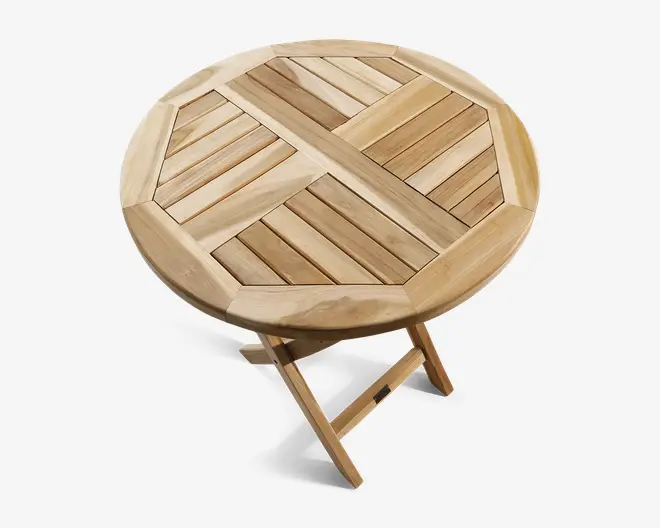 Rundt bord i træ med et geometrisk mønster af lameller på bordpladen, hvor planker i lyse og mellemfarvede nuancer ligger i skiftende retninger. Bordet har et sammenklappeligt design med krydsede ben, hvilket gør det nemt at opbevare og transportere. Træet har et naturligt, ubehandlet udseende, der fremhæver årer og struktur.