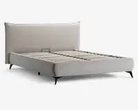 Moderne sengegavl med højt, polstret hovedgærde i lysebeige stof. Rammen har rene linjer og et minimalistisk design med let skråtstillede sorte ben. Bunden består af jævnt fordelte trælister til madrasstøtte, og siderne er også polstret i samme stof som hovedgærdet.