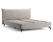 Moderne sengegavl med højt, polstret hovedgærde i lysebeige stof. Rammen har rene linjer og et minimalistisk design med let skråtstillede sorte ben. Bunden består af jævnt fordelte trælister til madrasstøtte, og siderne er også polstret i samme stof som hovedgærdet.