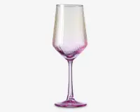 Elegant glas med høj, slank stilk og fløjteformet skål. Glasset har en diskret farveovergang, der går fra klart øverst til en livlig pink nuance ved bunden. Lodrette riller giver både et dekorativt udtryk og bedre greb. Bunden er bred og stabil, også farvet pink, hvilket fuldender det samlede design.