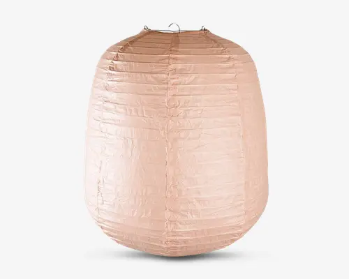 Ovalformet, lyserød papirlanterne med ribbet struktur fra vandrette metalskinner. Lanternen har en metalramme i toppen til ophæng og for at holde formen. Overfladen er let blank, og designet er enkelt og elegant, velegnet til dekorativ belysning.