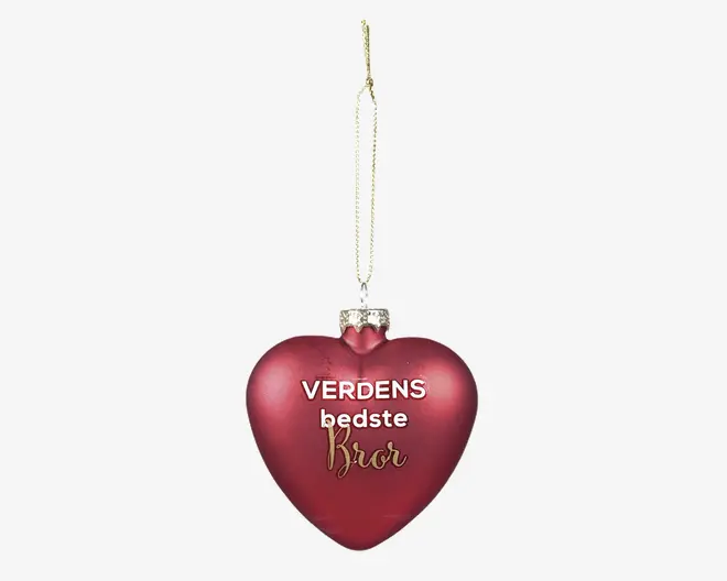 Hjerteformet ornament i dyb rød farve med skinnende overflade. Ornamentet har teksten 'VERDENS bedste Bror' i hvid og guld skrift. Det har en sølvfarvet top og et gyldent ophængsbånd, så det nemt kan hænges op.