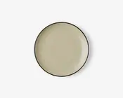 Rund tallerken med en glat, blank beige overflade og en tynd, mørk kant. Designet er minimalistisk og moderne med en let hævet kant, der holder maden på plads.