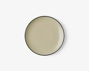 Rund tallerken med en glat, blank beige overflade og en tynd, mørk kant. Designet er minimalistisk og moderne med en let hævet kant, der holder maden på plads.