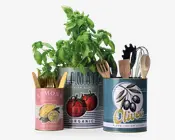 Tre dekorative metaldåser med vintage-inspirerede etiketter vises. Den mindste dåse, mærket med citroner, indeholder guldfarvet bestik. Den mellemstore dåse, mærket med tomater, indeholder en frodig grøn basilikumplante samt nogle træredskaber. Den største dåse, mærket med oliven, rummer forskellige køkkenredskaber, herunder træskeer og en pastaske. Hver dåse har farverigt, retro-inspireret design og tekst, hvilket giver dem et charmerende, rustikt køkkenudtryk.