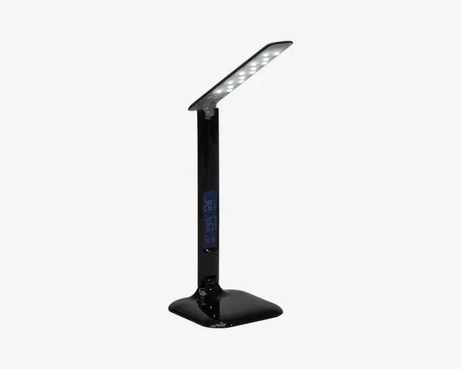 Elegant, moderne sort skrivebordslampe med et vinklet LED-lyspanel og et digitalt display på forsiden af lampens stander. Displayet viser tid, dato og temperatur. Lampen har en blank overflade og en bred, stabil fod.