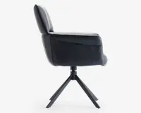 Sideview af en moderne stol med polstret sæde og ryglæn betrukket med mørkt stof eller læder. Stolen har et slankt, minimalistisk design med en firbenet metalbase, der giver stabilitet. Ryglænet er let vinklet for ergonomisk støtte, og stolen har et kompakt og moderne udtryk.