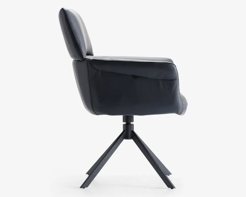 Sideview af en moderne stol med polstret sæde og ryglæn betrukket med mørkt stof eller læder. Stolen har et slankt, minimalistisk design med en firbenet metalbase, der giver stabilitet. Ryglænet er let vinklet for ergonomisk støtte, og stolen har et kompakt og moderne udtryk.