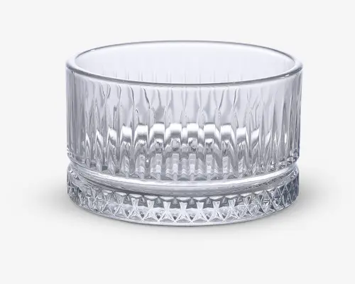 Klar glasskål med cylindrisk form, der har lodrette riller langs siderne for et tekstureret greb. Bunden er tykkere og dekoreret med et diamantmønster, hvilket giver elegance og stabilitet. Kanten er glat og afrundet for behagelig håndtering.