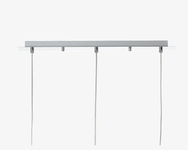 En moderne, minimalistisk vægmonteret hylde med en flad, rektangulær overflade i lysegrå farve. Hylden understøttes af tre slanke, lodrette metalbeslag med blank kromfinish, jævnt fordelt for stabilitet. Designet er stilrent og funktionelt, velegnet til moderne indretning.