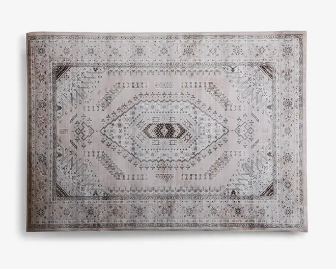 Rektangulært tæppe med et traditionelt geometrisk mønster og et centralt diamantmotiv. Designet har detaljerede kanter og symmetriske former i nuancer af beige, brun og creme. Tæppet har et detaljeret, dekorativt udseende med subtile farvevariationer og fine linjer, hvilket giver det et klassisk og elegant udtryk.