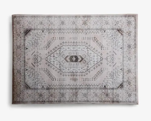 Rektangulært tæppe med et traditionelt geometrisk mønster og et centralt diamantmotiv. Designet har detaljerede kanter og symmetriske former i nuancer af beige, brun og creme. Tæppet har et detaljeret, dekorativt udseende med subtile farvevariationer og fine linjer, hvilket giver det et klassisk og elegant udtryk.
