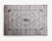 Rektangulært tæppe med et traditionelt geometrisk mønster og et centralt diamantmotiv. Designet har detaljerede kanter og symmetriske former i nuancer af beige, brun og creme. Tæppet har et detaljeret, dekorativt udseende med subtile farvevariationer og fine linjer, hvilket giver det et klassisk og elegant udtryk.