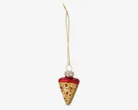Et dekorativt ornament formet som et pizzastykke med gylden skorpe, rød tomatsauce og detaljerede pepperoni-toppings. Ornamentet har en skinnende overflade og er fastgjort til en gylden ophængssnor med en sølvfarvet ring øverst til nem ophængning.