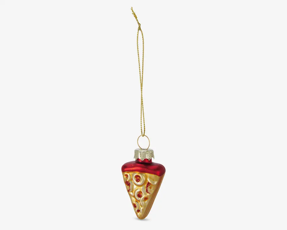Et dekorativt ornament formet som et pizzastykke med gylden skorpe, rød tomatsauce og detaljerede pepperoni-toppings. Ornamentet har en skinnende overflade og er fastgjort til en gylden ophængssnor med en sølvfarvet ring øverst til nem ophængning.