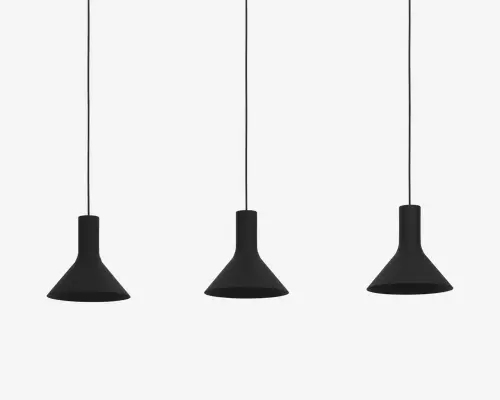 Tre identiske pendellamper med mat sorte, koniske skærme og slanke sorte ledninger. Skærmene har en bred bund, der glider op til en smal top, hvilket giver et moderne og minimalistisk udtryk. Lamperne er jævnt fordelt og hænger lodret, velegnet til moderne indretning.
