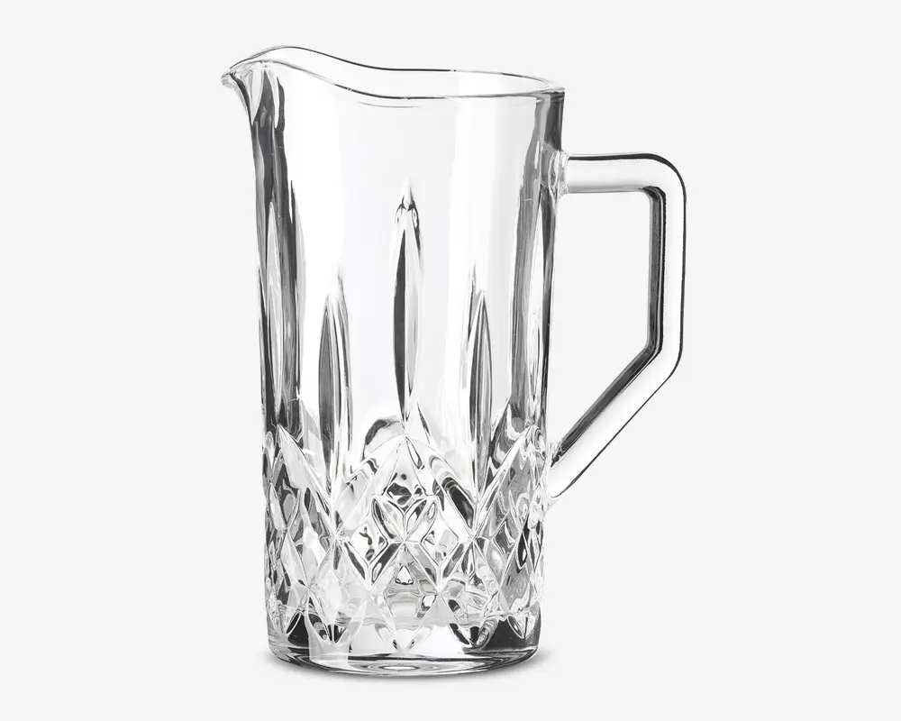 Klar glaskande med facetslebet diamantmønster i bunden, solidt vinklet håndtag og bred tud for nem udskænkning. Designet forener elegance og funktionalitet, velegnet til servering af drikkevarer.