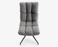Stol med høj ryg og moderne design, betrukket med gråt, tekstureret stof. Sædet og ryglænet er opdelt i store, kvadratiske, polstrede sektioner for ekstra komfort og et stilfuldt udtryk. Stolen står på en sort metalbase med skråtstillede ben, hvilket giver stabilitet og et moderne udseende.
