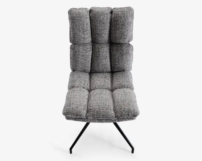 Stol med høj ryg og moderne design, betrukket med gråt, tekstureret stof. Sædet og ryglænet er opdelt i store, kvadratiske, polstrede sektioner for ekstra komfort og et stilfuldt udtryk. Stolen står på en sort metalbase med skråtstillede ben, hvilket giver stabilitet og et moderne udseende.